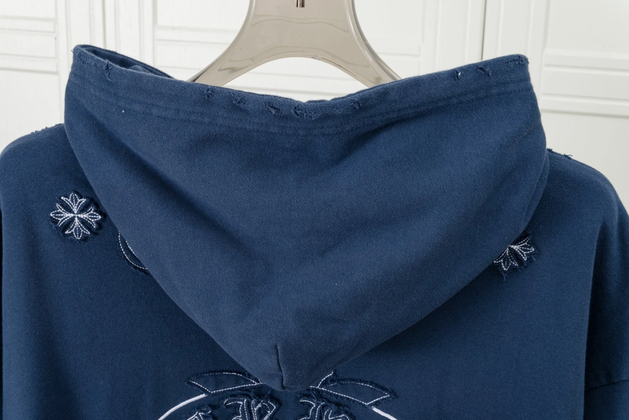 P320 𝗖𝗵𝗿𝗼𝗺𝗲 𝗛𝗲𝗮𝗿𝘁𝘀/Cro Heart 2025 Cross Patch Embroidery Summer New Original Single Counter American Acid Washed Distressed Laser Burnt Patch Embroidery Couple Casual Hooded Sweatshirt Customized fabric 440g tripe terry fabric! American acid-washed and distressed original fabric laser burnt ✟appliqué embroidery and exquisite embroidery of letters! The best-selling model at the counter. It is very comfortable to wear. It is low-key yet luxurious. It is very classy when worn. The large size and tailoring are needless to say. The upper body is exquisite and vivid. 👍High-end first-class materials. A truly palace-level product. The cotton from Turkey is of outstanding quality. After heavy washing, the clothes are very soft! Not picky, the upper body is absolutely stylish and extremely luxurious. Auxiliary materials: The original model has been authenticated and labeled ➕100% silk washed with water label. Genuine purchase-grade original hangtag➕matching hanging rope➕3D hanging beads➕original packaging bag. Craftsmanship: The original version has consistent wiring! The highest version of the armhole matching technique! Countless times of pattern making to 100% restore the original appearance! The correct version is the same for men and women, super eye-catching, super good-looking, and super atmospheric! Color: white, washed black, washed blue Size: XS-L